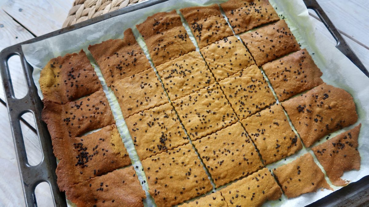 Crackers di ceci con curcuma e rosmarino