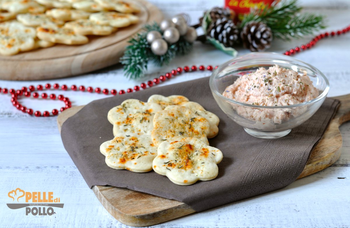 Crackers di pasta brisé con mousse al prosciutto