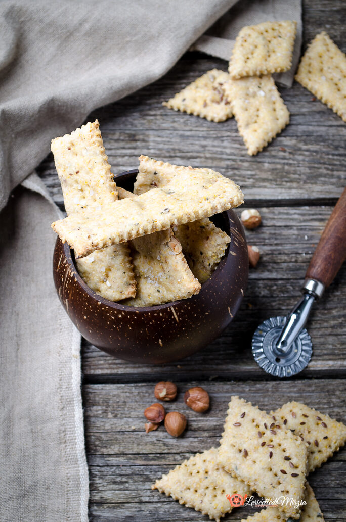 Crackers farina di lupini e nocciole con esubero lievito madre