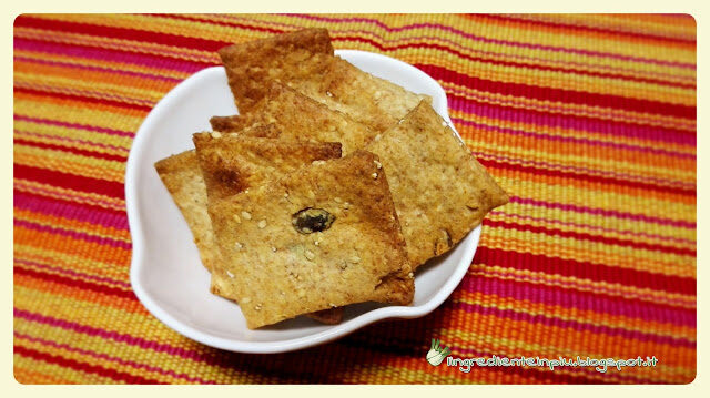 Crackers integrali al vino bianco con semi di sesamo, semi di zucca e pop-corn di amaranto