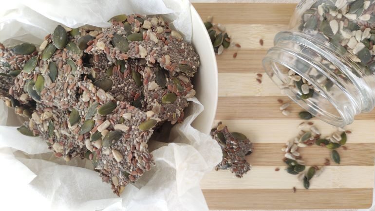 Crackers salati ai semi – solo 2 ingredienti