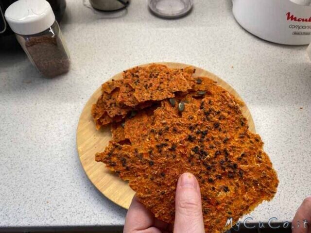 Crackers, sfoglie croccanti con peperoni, cipolla e pomodoro con cuco moulinex e biosec