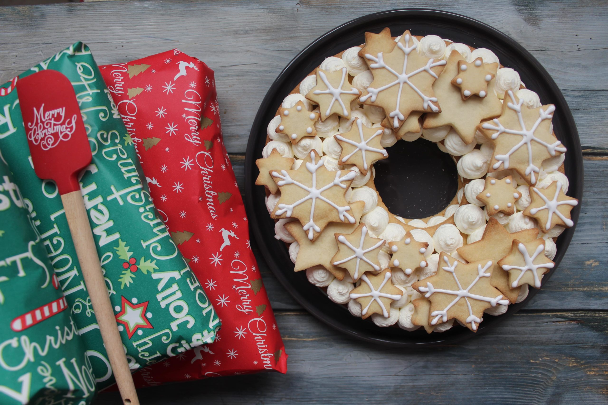 Cream tart di Natale a forma di ghirlanda