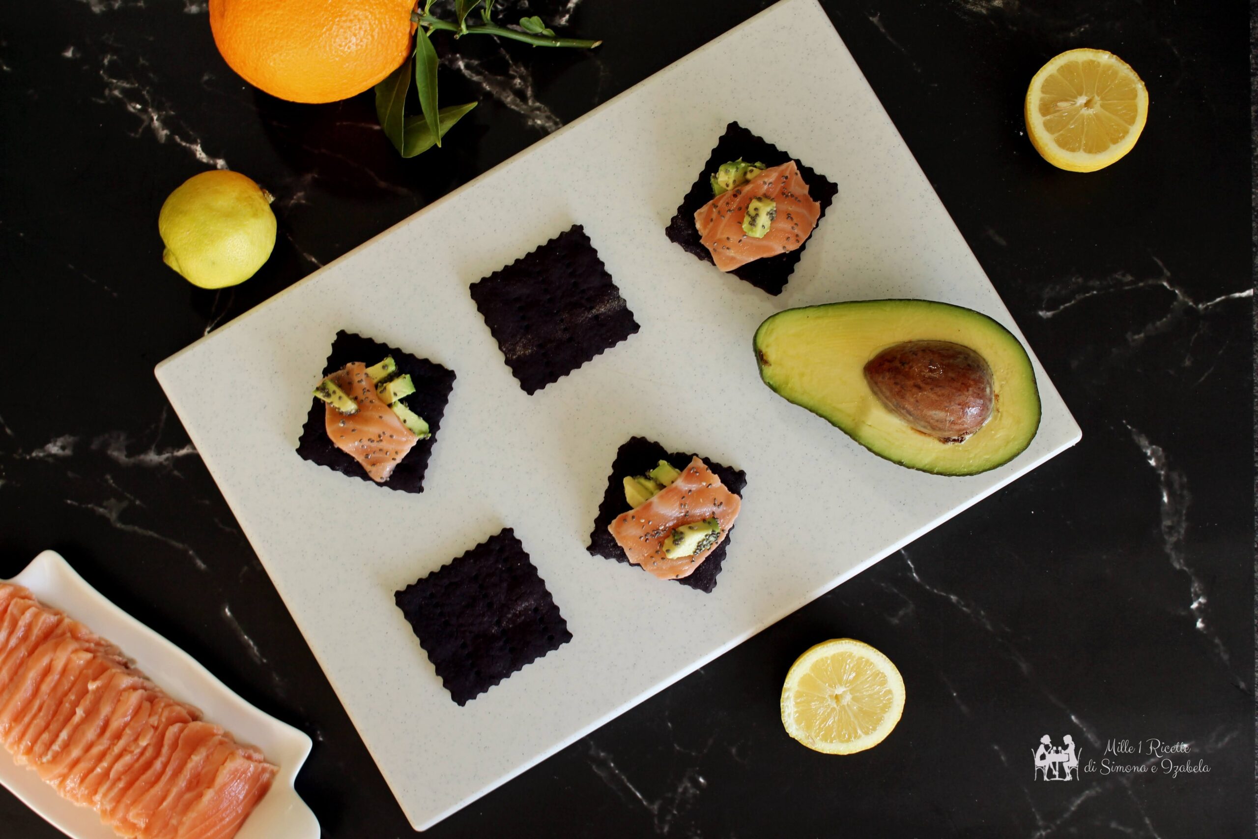 Creckers con farina di riso jemma salmone marinato e avocado