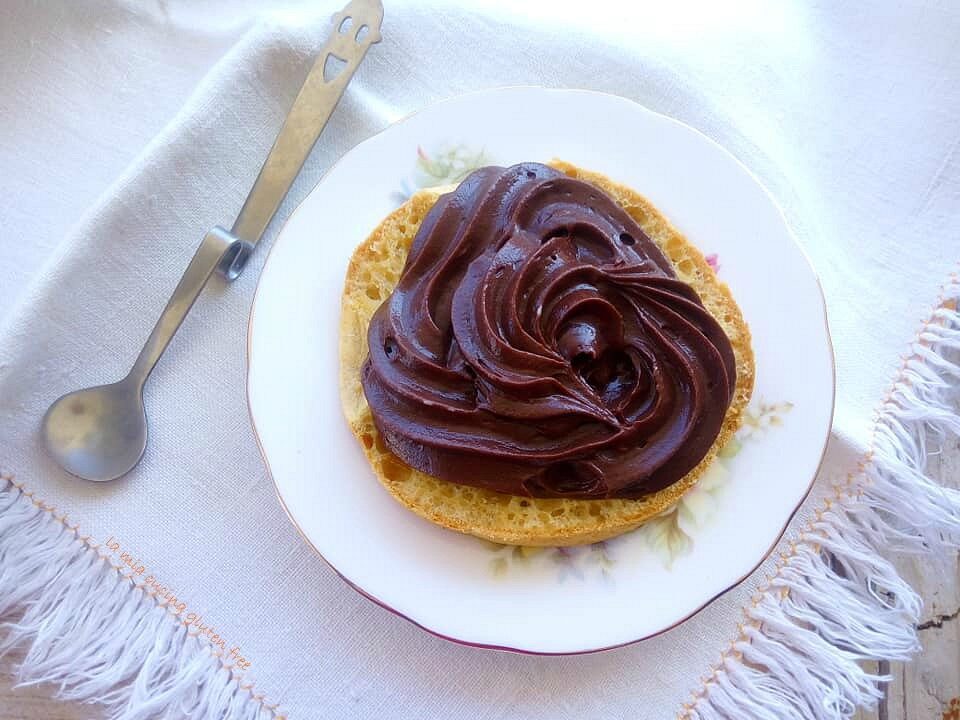 Crema al cioccolato senza uova e senza glutine