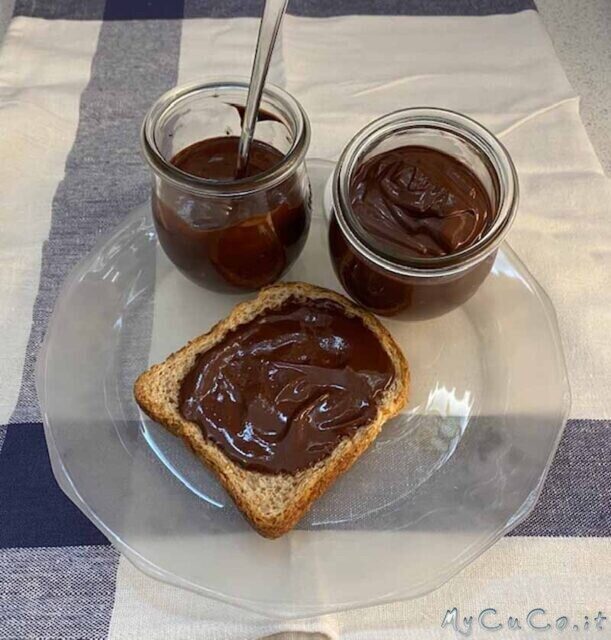 Crema alla nocciola senza zucchero (nutella light)