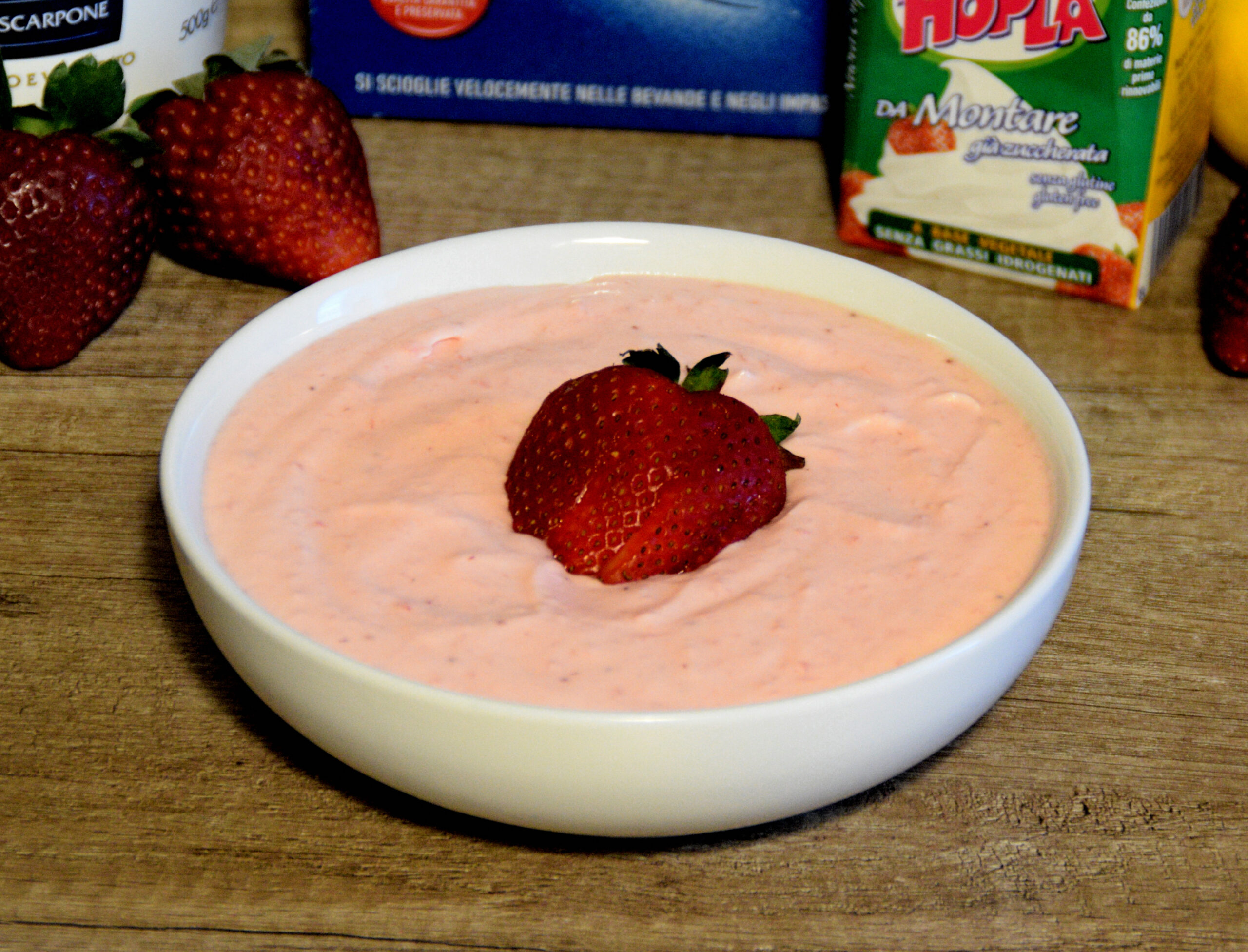 Crema alle fragole per pan di spagna con panna e mascarpone