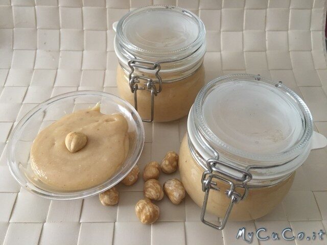 Crema bianca alla nocciola, tipo “mou” con il cuco moulinex