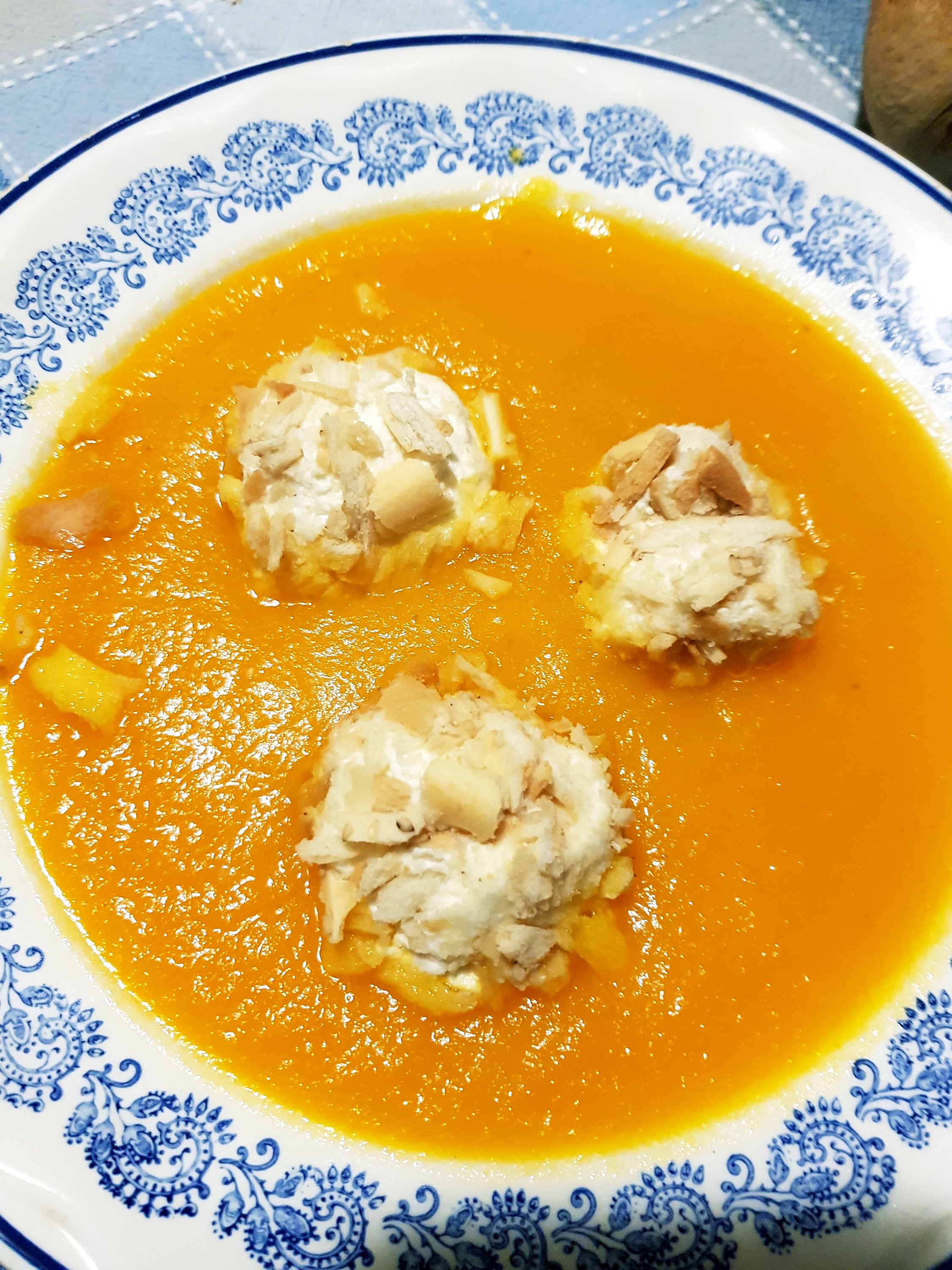 Crema di carote con praline di caprino croccanti