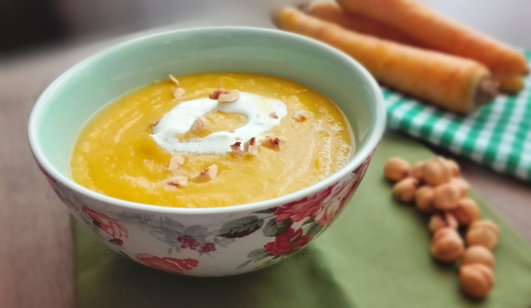 Crema di carote gialle panna acida e nocciole