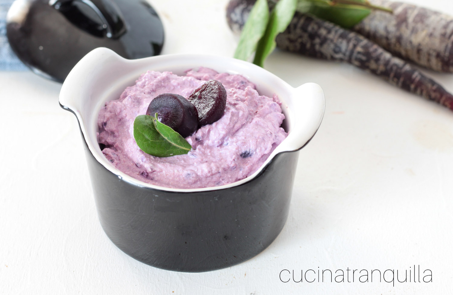 Crema di carote viola con ricotta