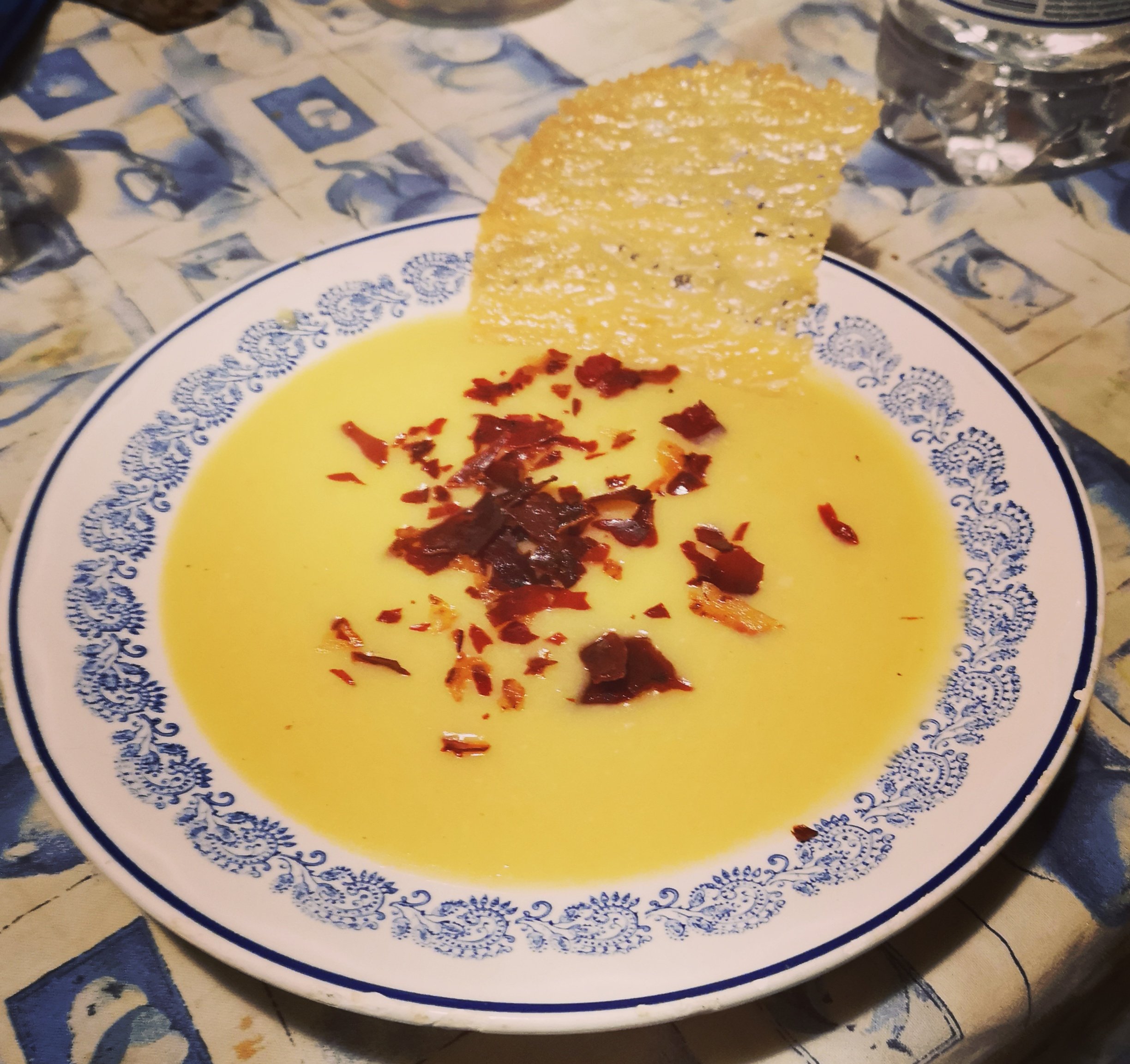Crema di cavolfiore e carote con speck croccante e cialda di parmigiano