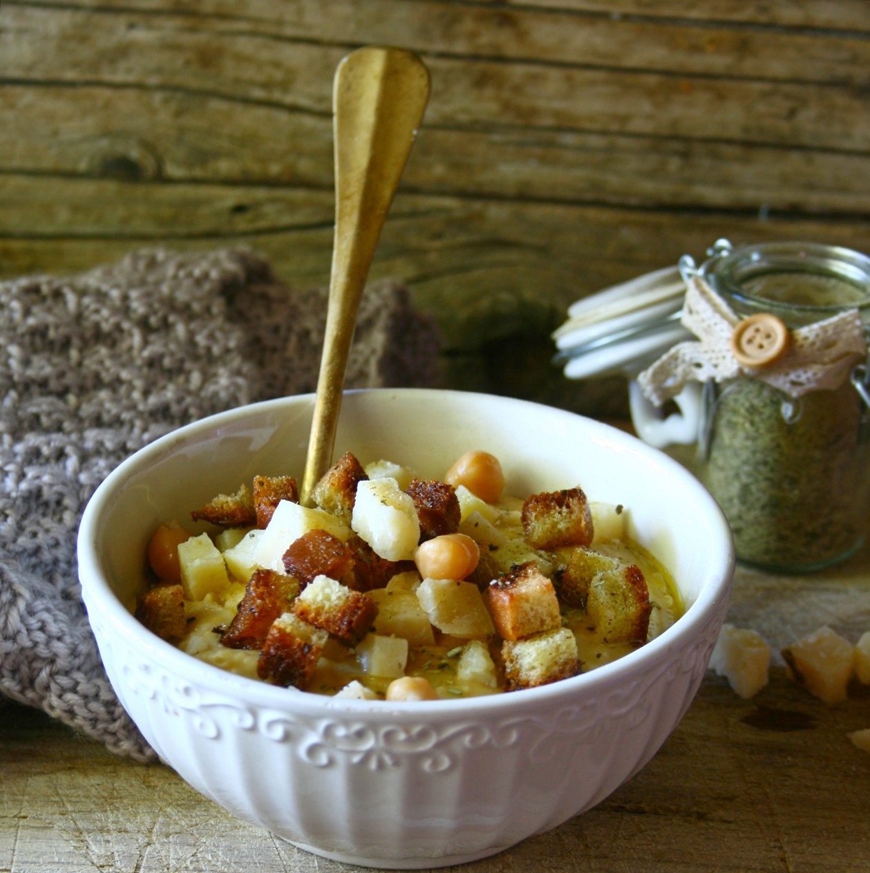 CREMA DI CECI CON DADI DI PECORINO E CROSTINI AROMATIZZATI ALLE ERBE