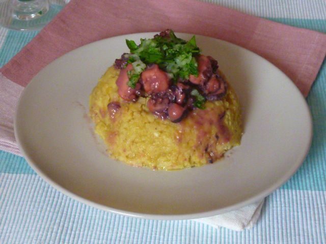 Crema di cicerchia con polpo al vino