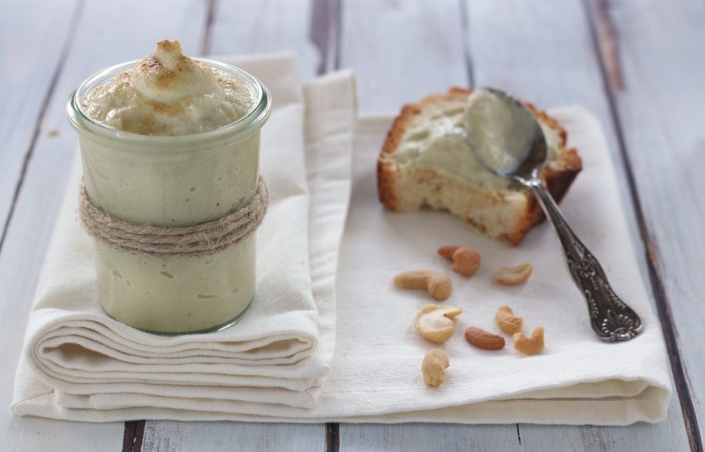 Crema di foglie e gambi di cavolfiore con anacardi