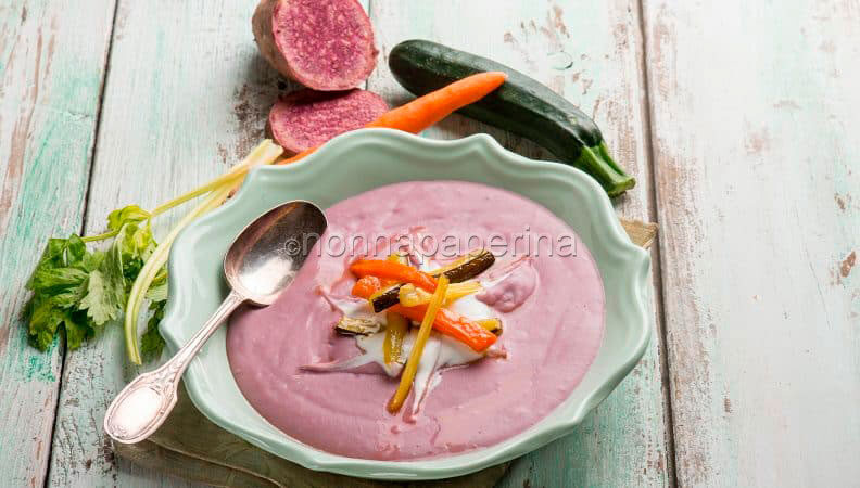 Crema di patate viola con verdure caramellate, il non plus ultra della bontà