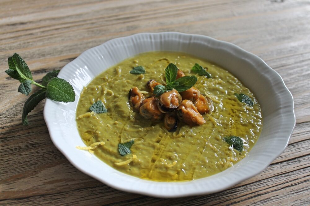 Crema di piselli aromatizzata alla menta e limone con le cozze