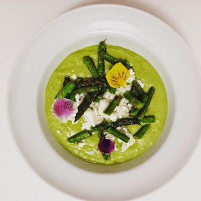 Crema di piselli e asparagi croccanti all’aglio