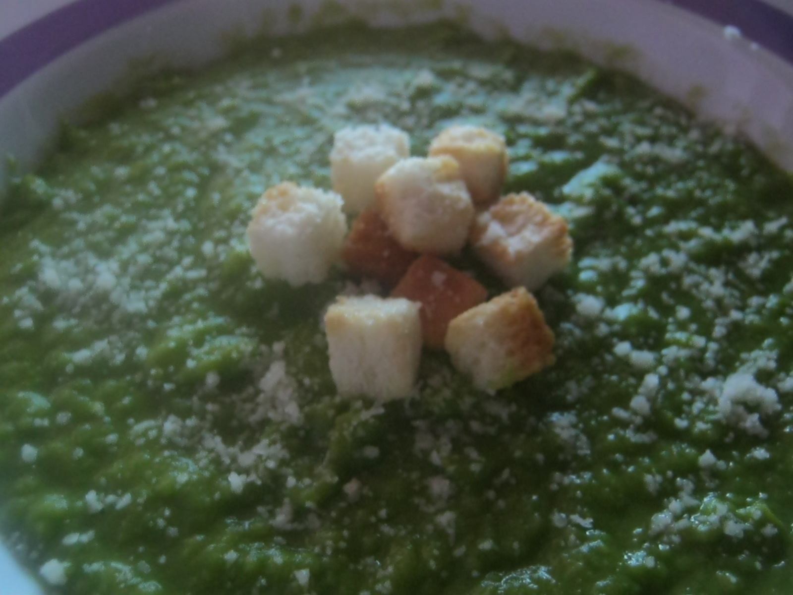 Crema di piselli e carote con crostini