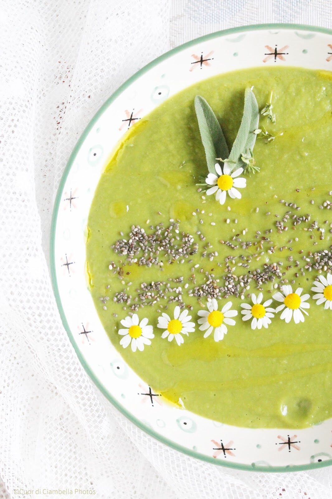 Crema di piselli e zucchini al profumo di camomilla