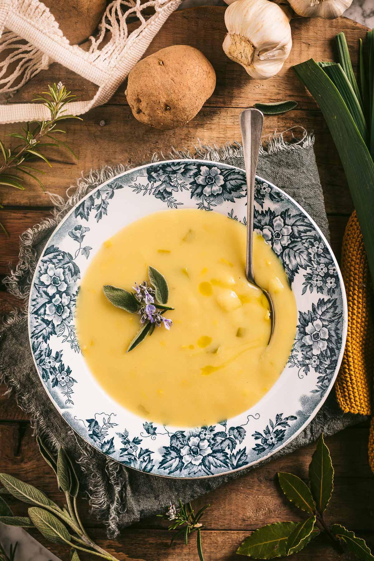 Crema di porri e patate vegan | creamy vegan potato leek soup