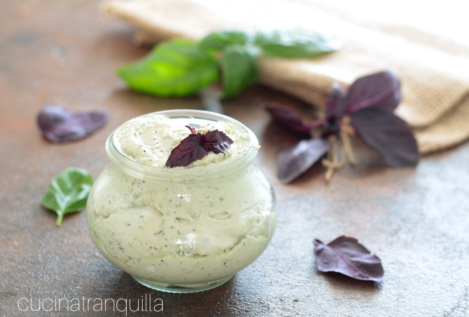 Crema di ricotta al basilico viola