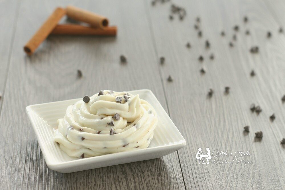 Crema di ricotta con gocce di cioccolato, perfetta per cannoli e cassate