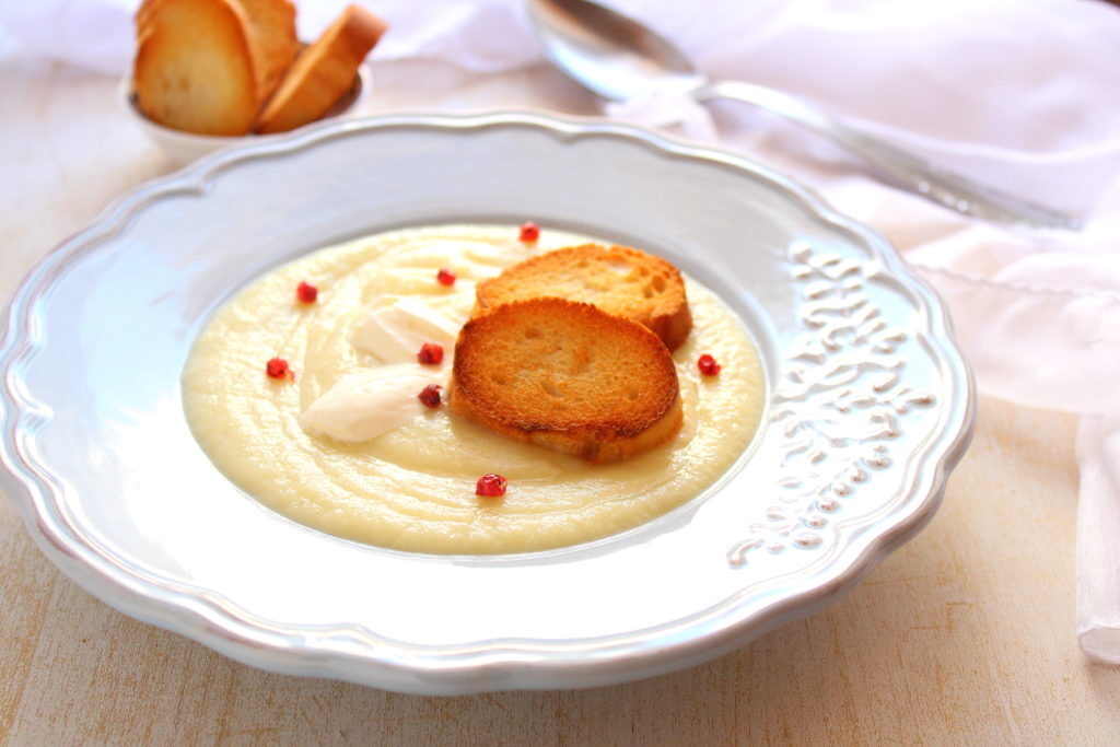 Crema di sedano rapa con panna acida e crostini