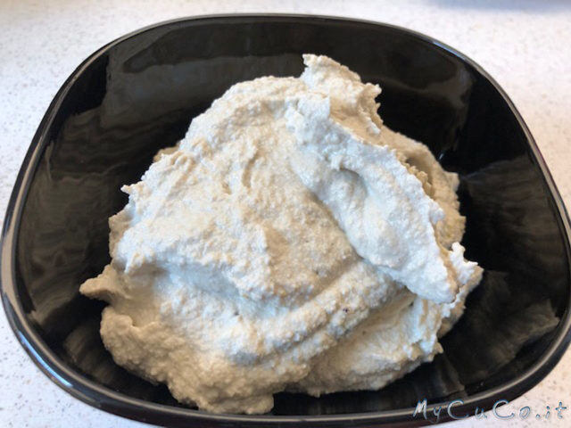 Crema di semi di girasole (formaggio morbido spalmabile per vegani) con cuco