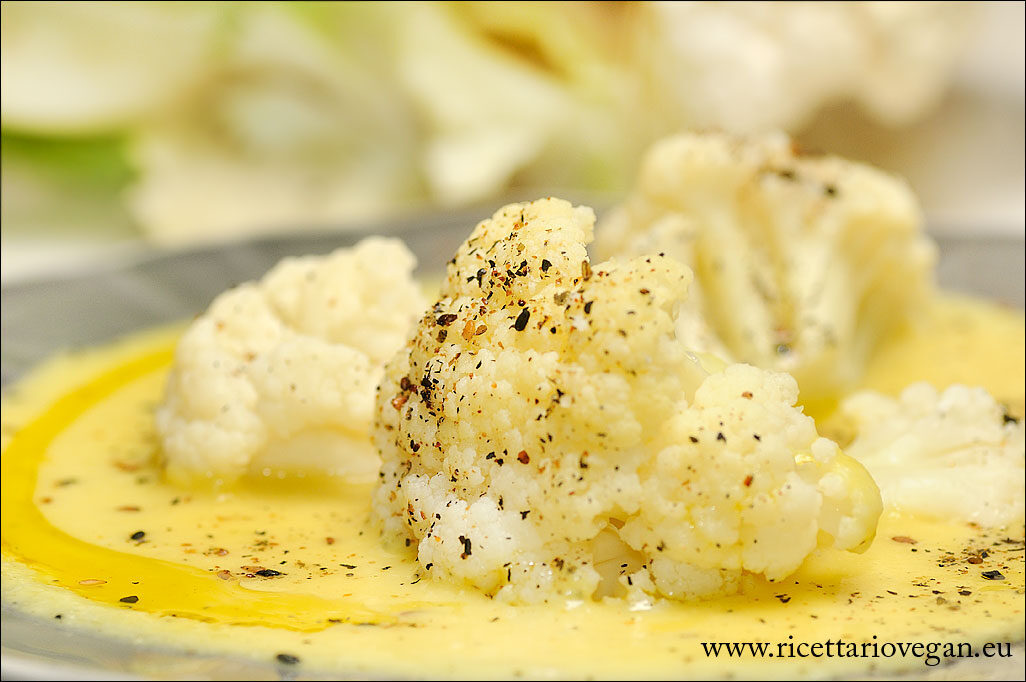Crema di urid dal dhuli e cavolfiore al vapore
