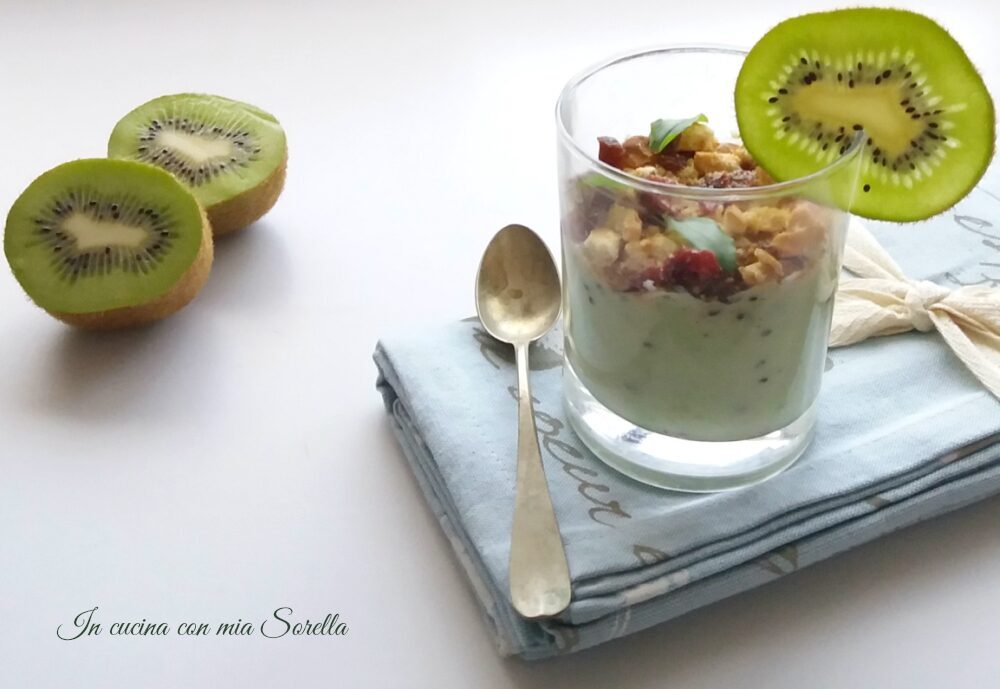 Crema di yogurt al kiwi con crumble ai frutti rossi