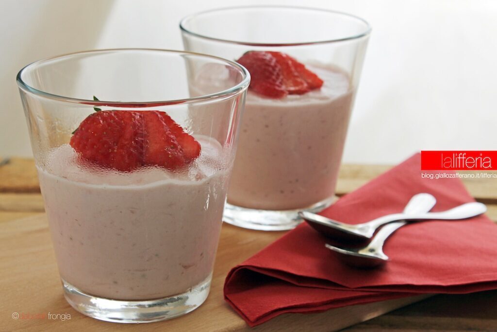 Crema di yogurt e fragole senza cottura