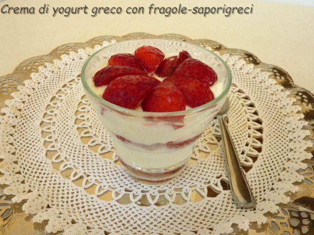 Crema di yogurt greco con fragole