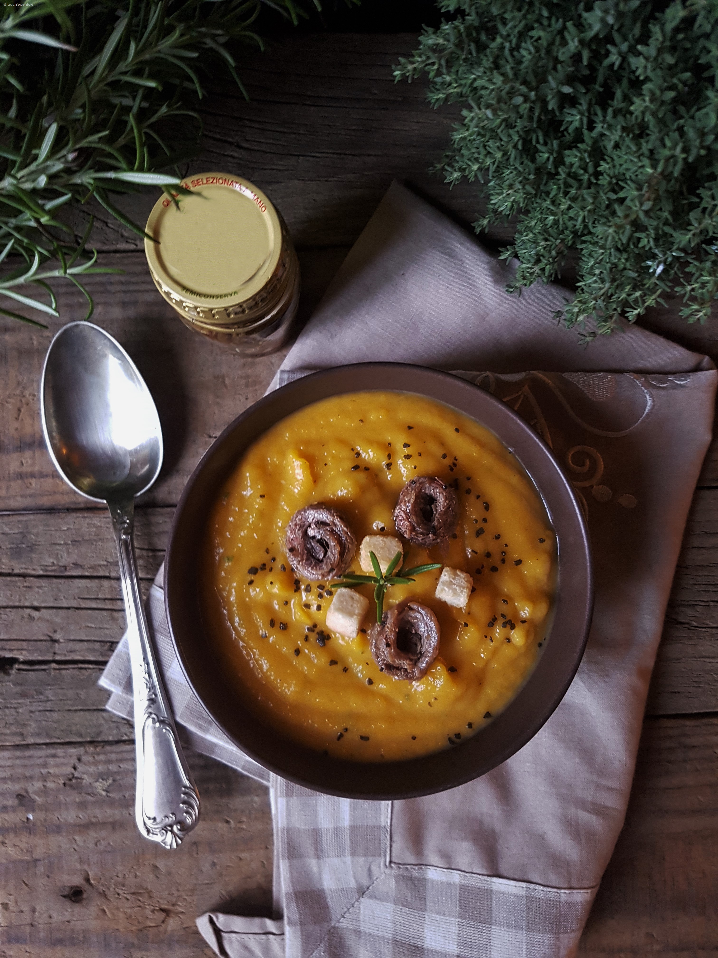 Crema di zucca con crostini e acciughe