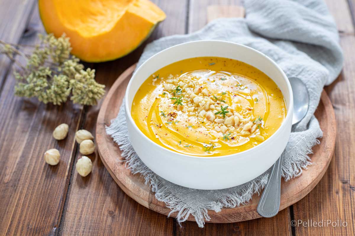 Crema di zucca con nocciole tostate