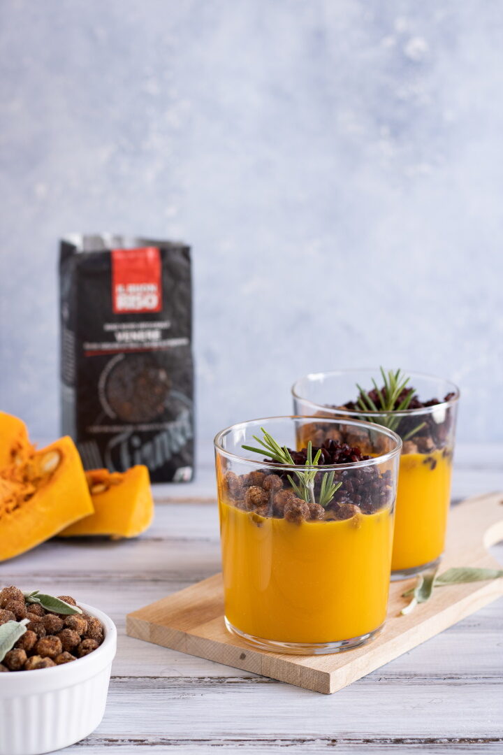Crema di zucca con riso nero e ceci croccanti