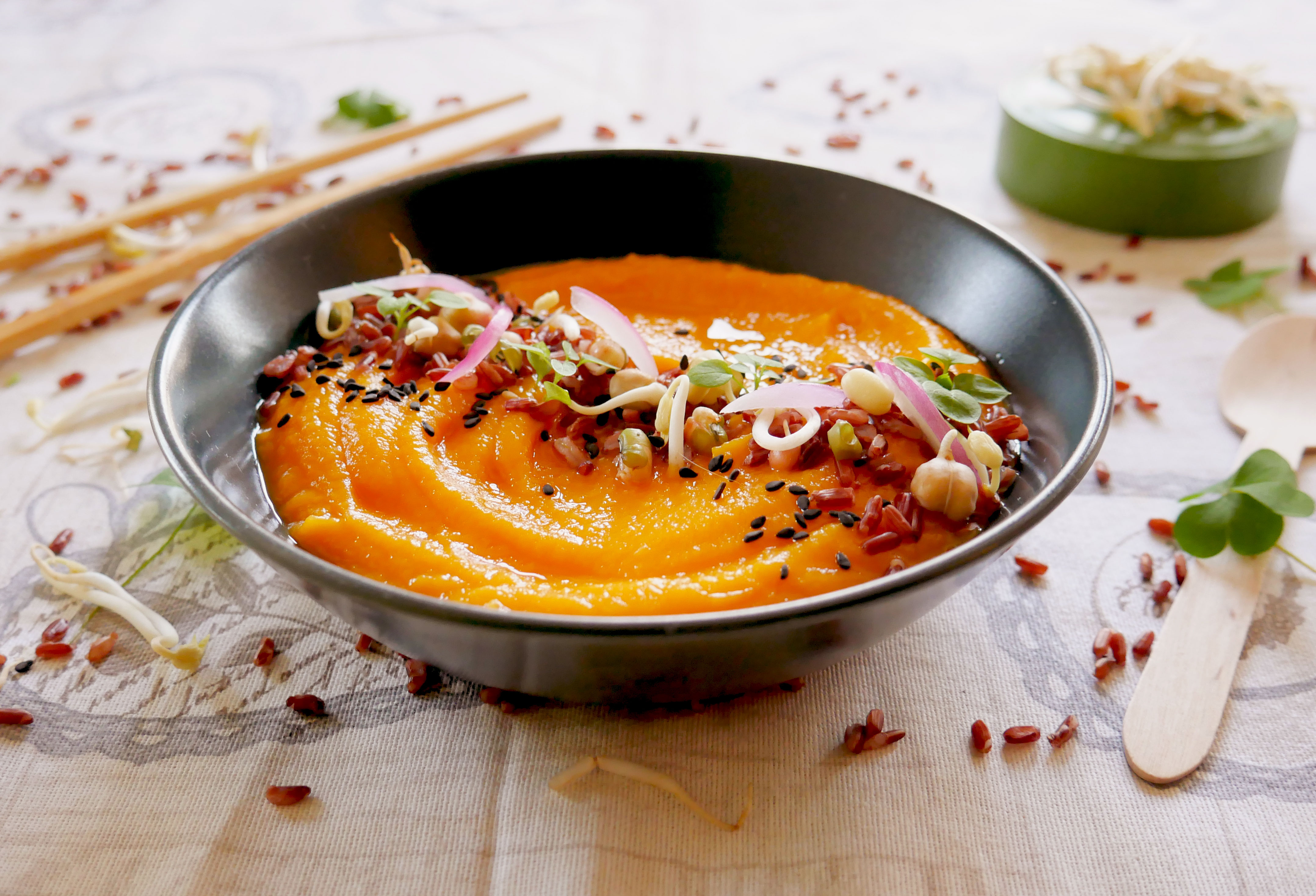 Crema di zucca con riso rosso, ceci, lenticchie e soia germogliata