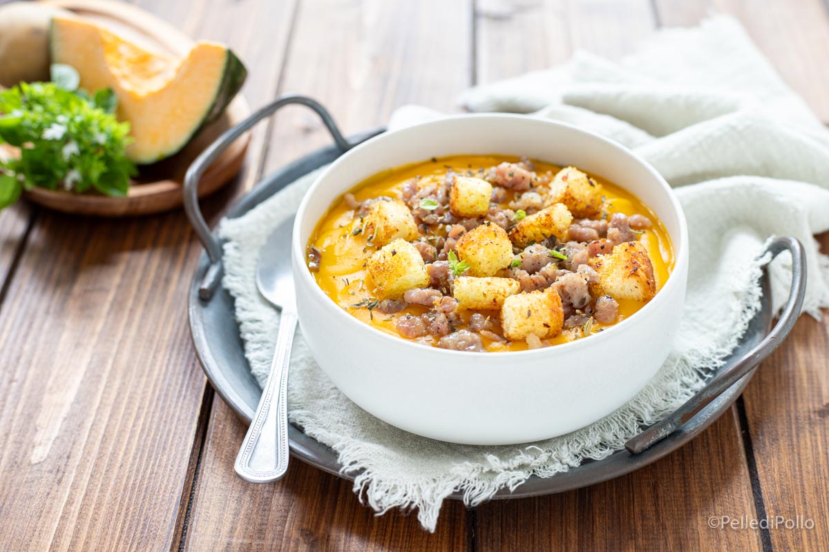 Crema di zucca con salsiccia e crostini