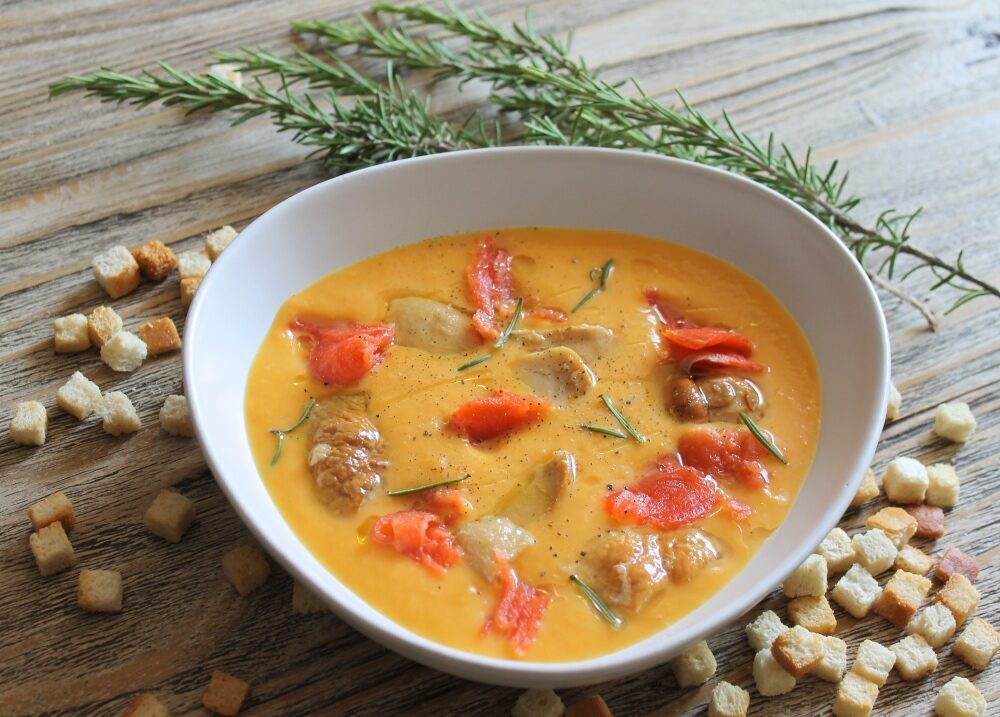 Crema di zucca e carote con porcini e salmone