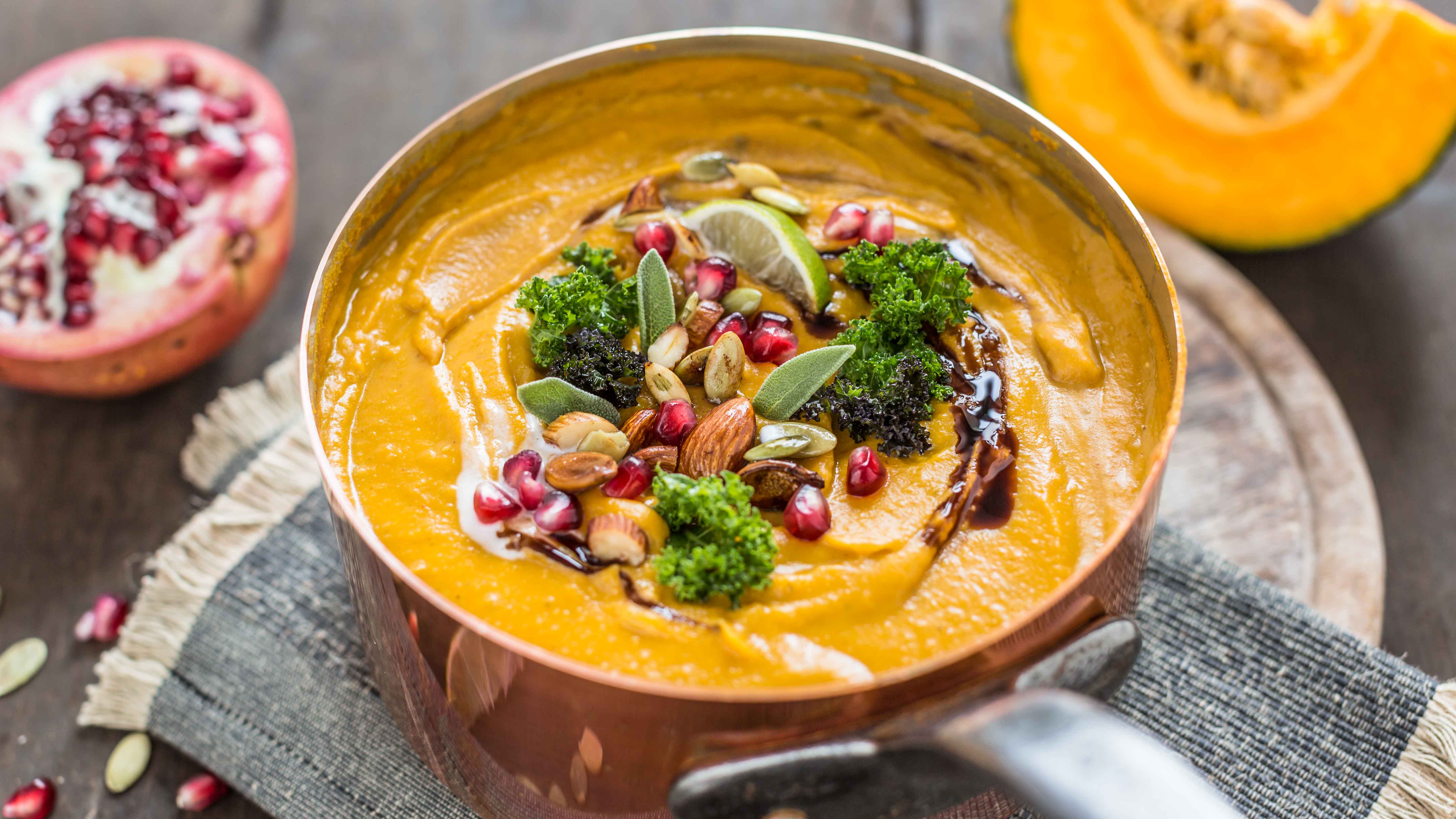 Crema di zucca e lenticchie con semi di zucca e spezie – vegan