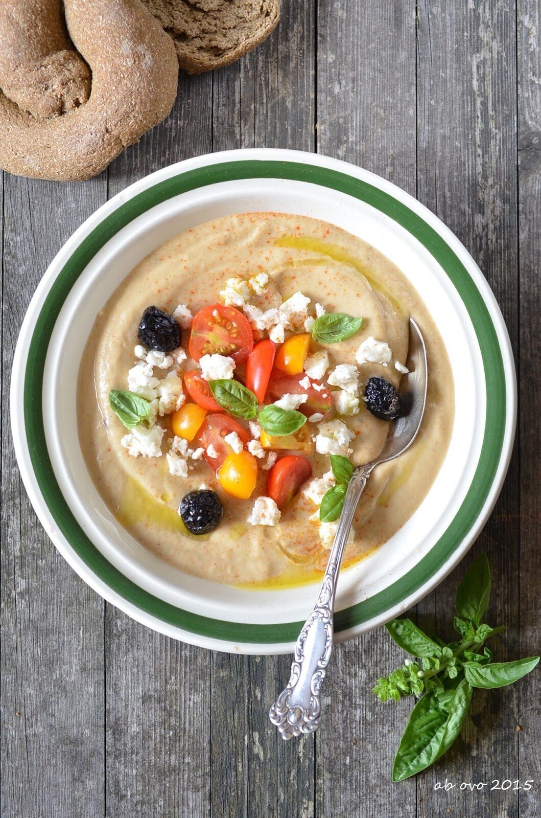 Crema fredda di melanzane e yogurt con feta, olive e pomodorini
