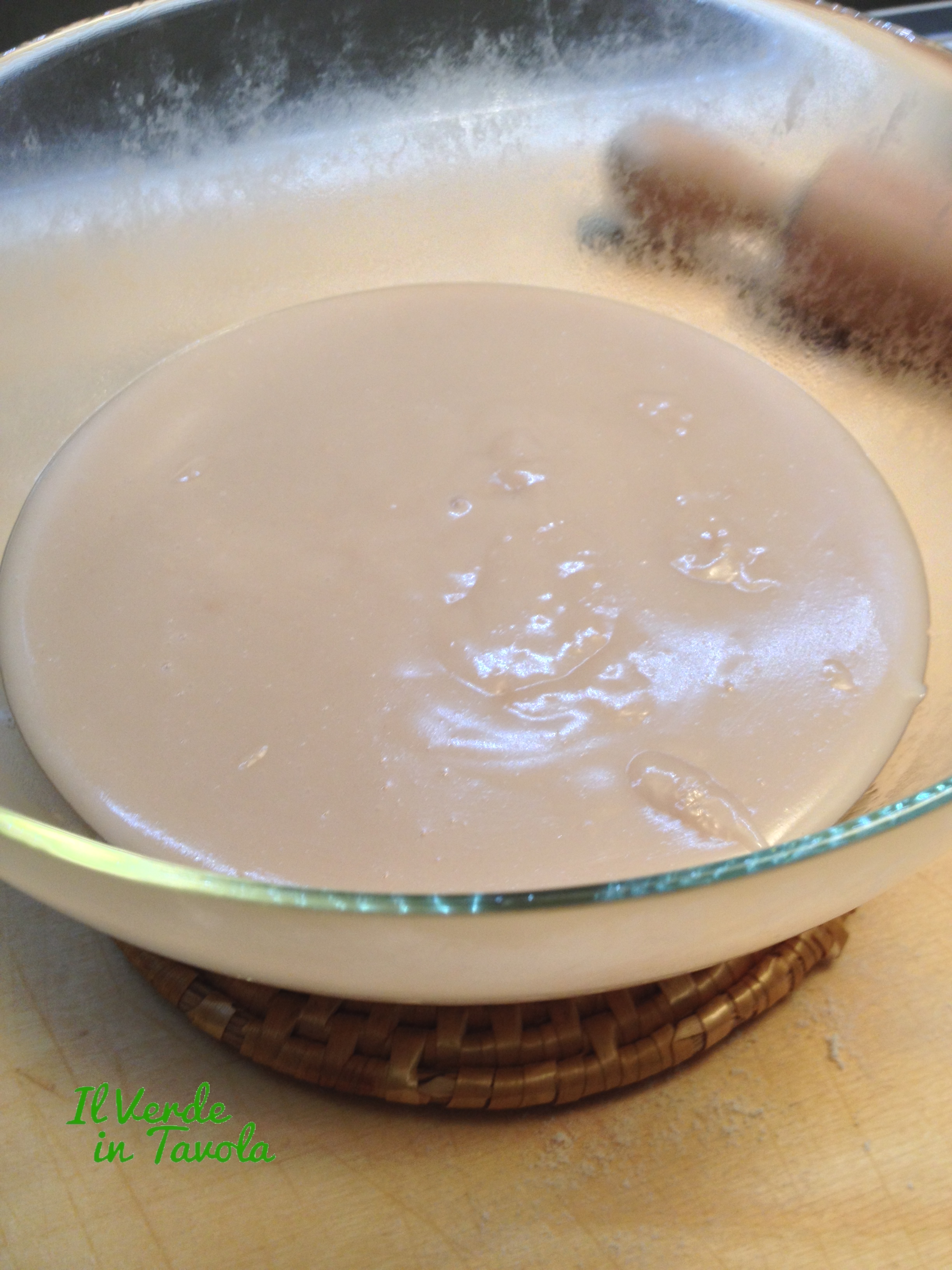 Crema pasticcera vegana al profumo di nocciole