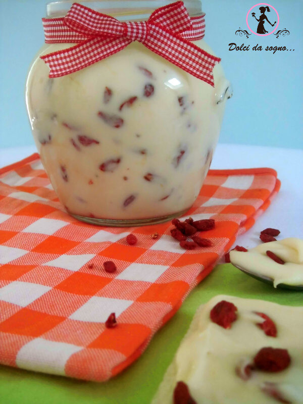 Crema spalmabile al cioccolato bianco e bacche di goji
