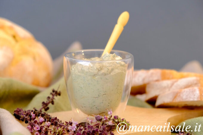 Crema spalmabile con fiori di basilico perenne del kilimangiaro e basilico greco