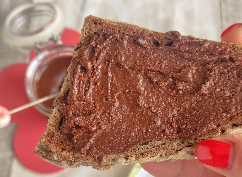 Crema spalmabile di arachidi, cioccolato fondente e cannella