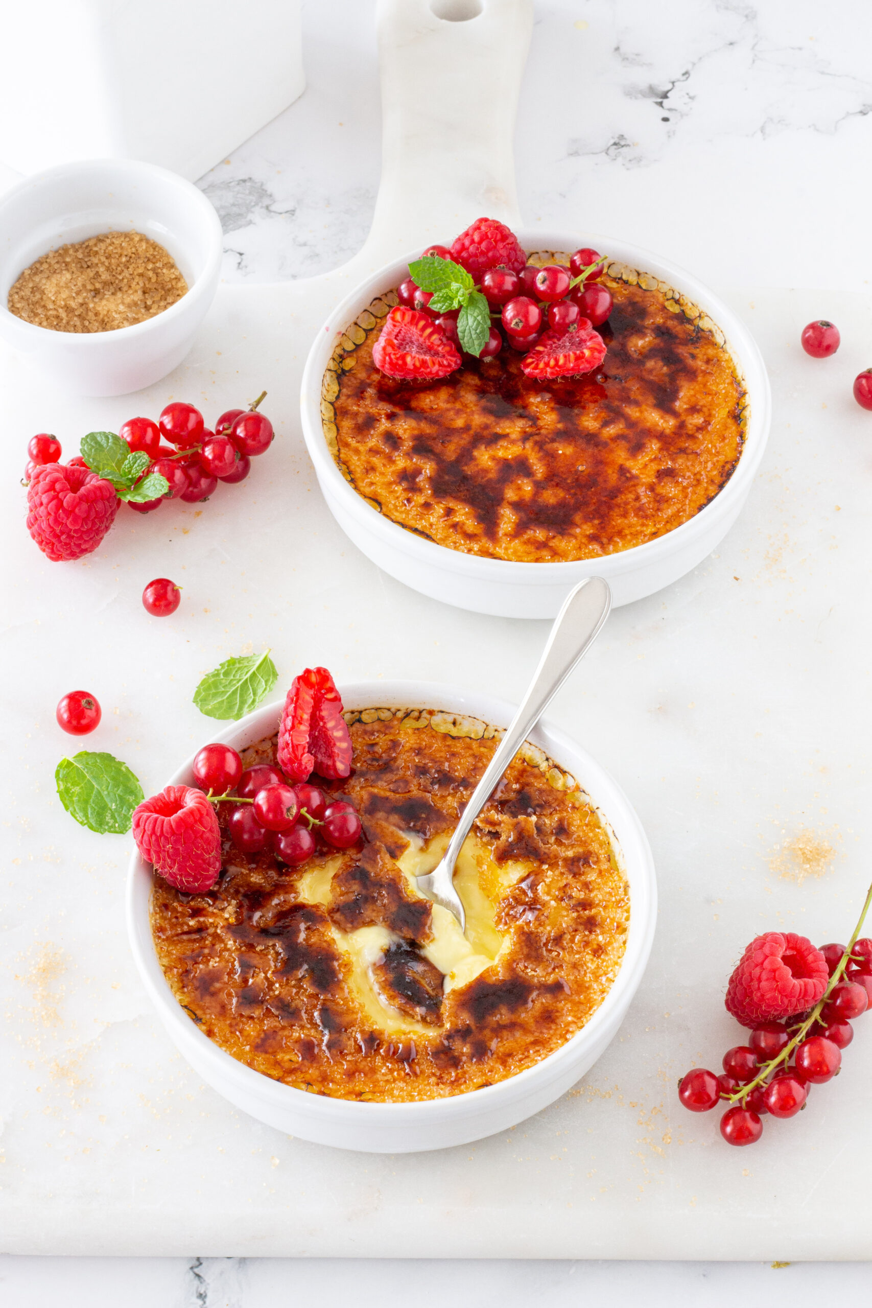 Creme brulèe con frutti rossi