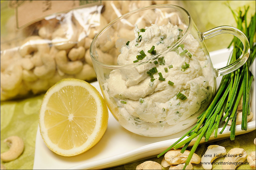 Crème fraîche di anacardi alla erba cipollina