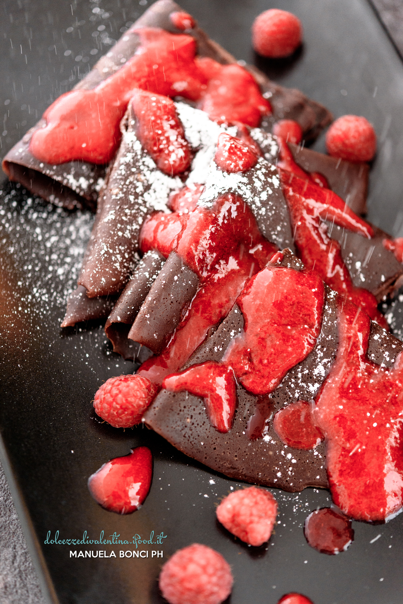 Crêpes al cacao con coulis di lamponi