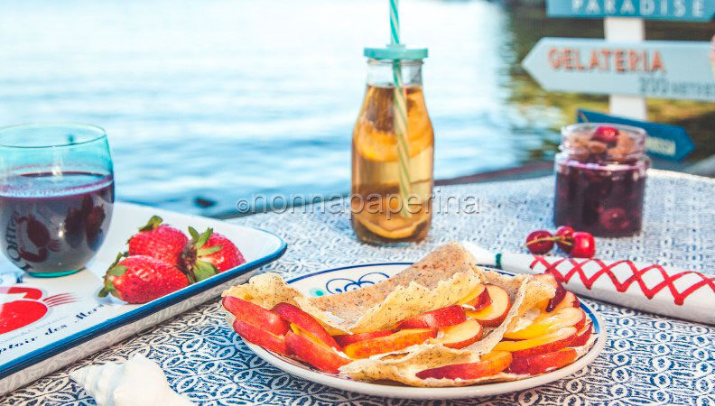 Crêpes al grano saraceno con pesche: gusto e attenzione alle intolleranze