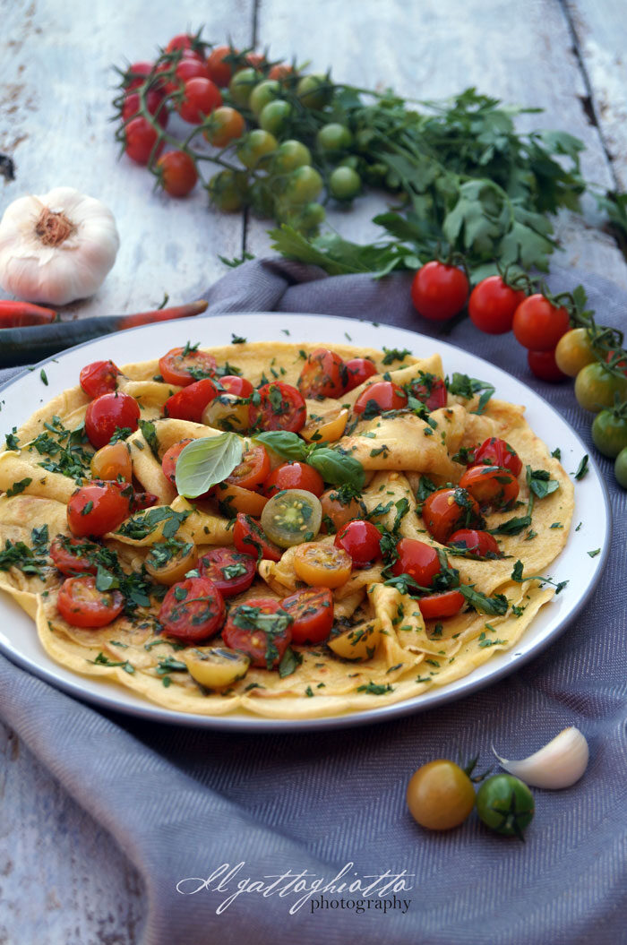 Crêpes con erbe e pomodorini